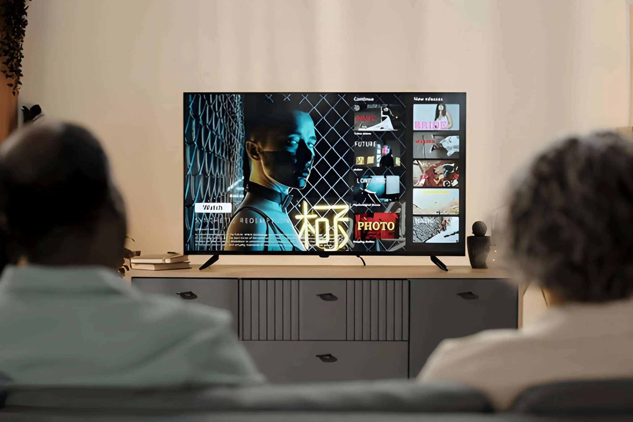 room with tv to explain the problem of buffering